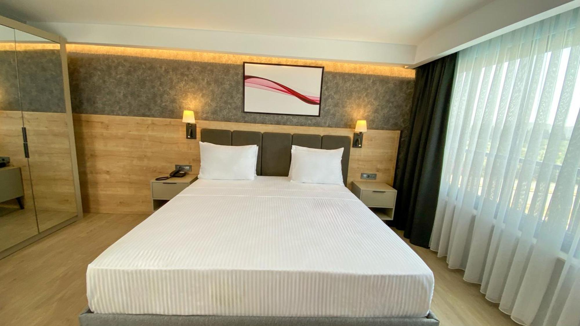 Ramada By Wyndham דלמן