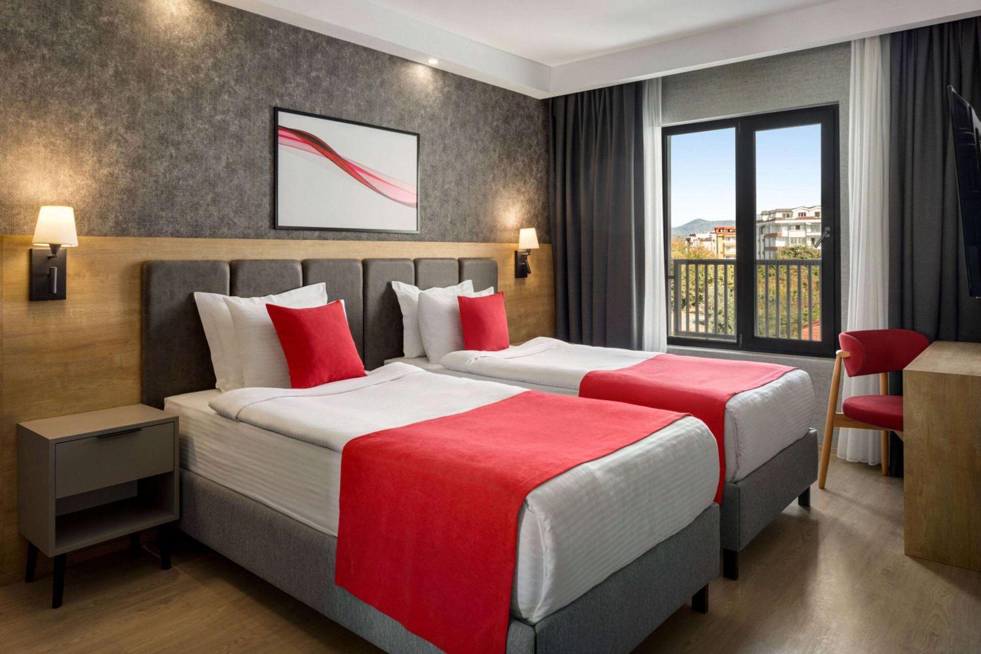 Ramada By Wyndham דלמן