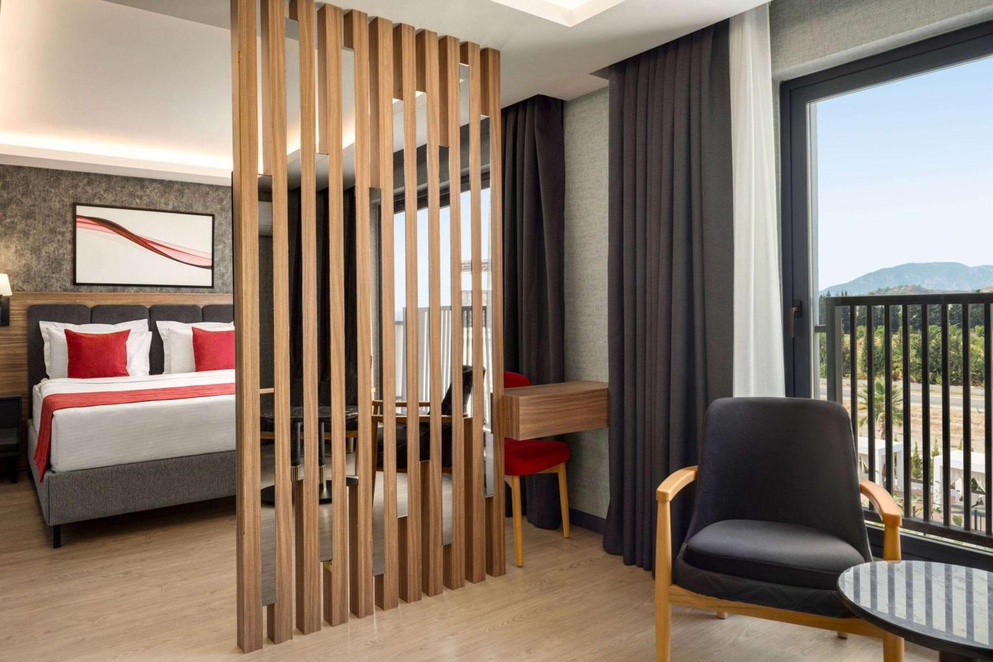 Ramada By Wyndham מלון