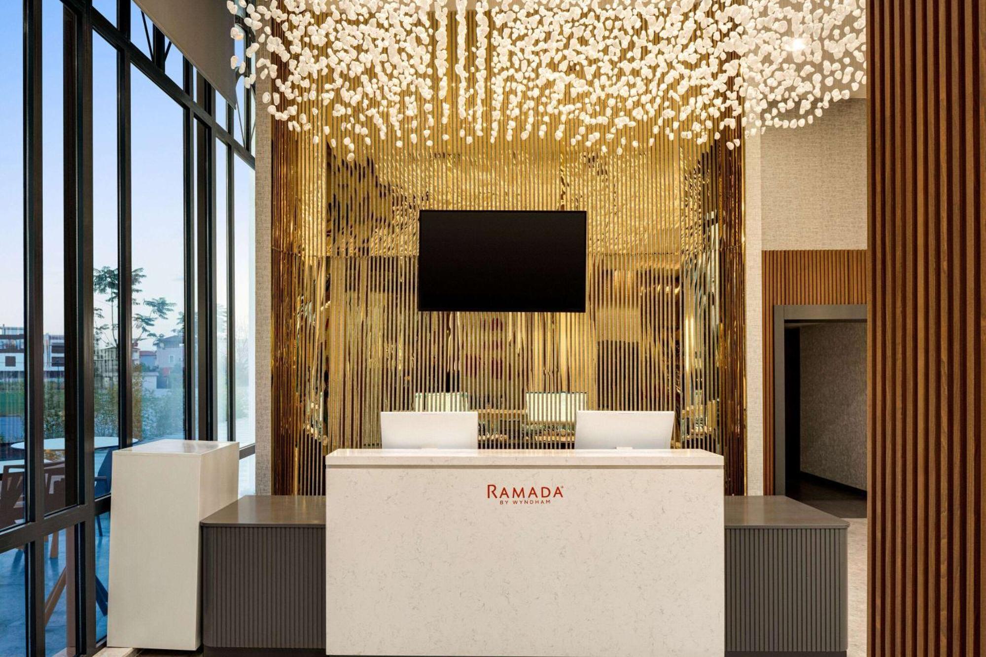 Ramada By Wyndham מלון *